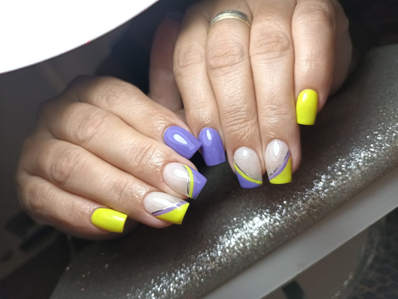 Diseño de uñas bicolor con línea metalizada en Estética Salem